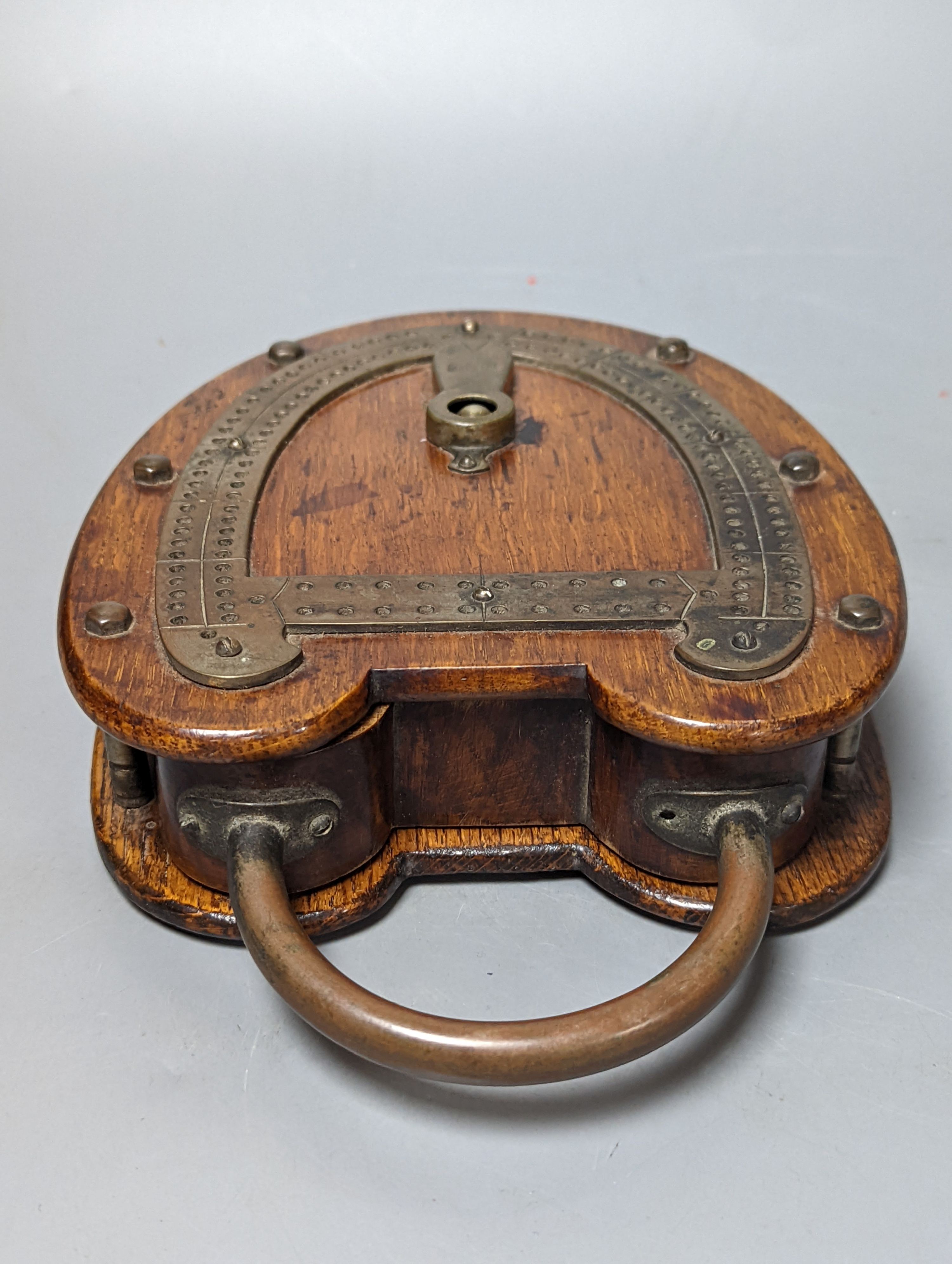 An unusual oak padlock-shaped cribbage board 22cm